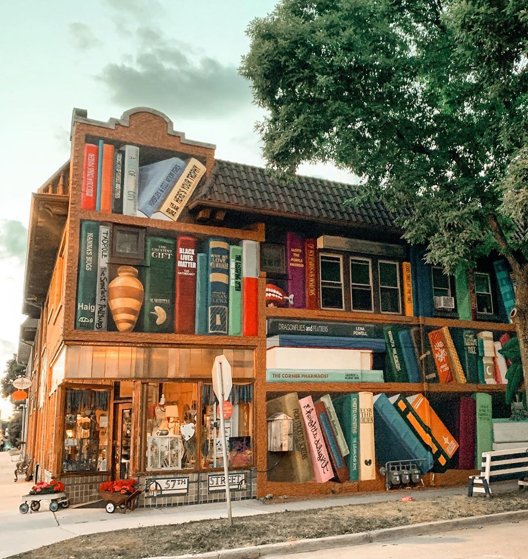 ElliottBlackwe3's tweet image. I love the look of Rainbow Booksellers in Milwaukee, Wisconsin