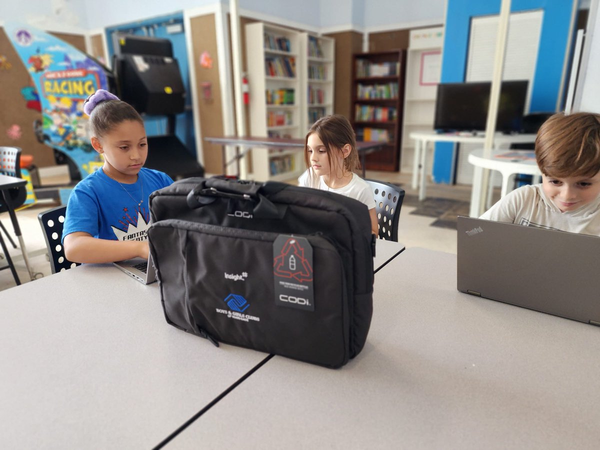 BGCMia's tweet photo. .@InsightEnt, in partnership with @intel, @Lenovo, @dandh, @CODiWorldwide, @ScienceLogic and @OneIdentity, presented #BGCMIA with 50 Intel-powered Lenovo laptops, carrying cases, charging and docking stations and a laptop locking and charging cart.
📸: @worldREDEYE https://t.co/LAfZjJ9v1z