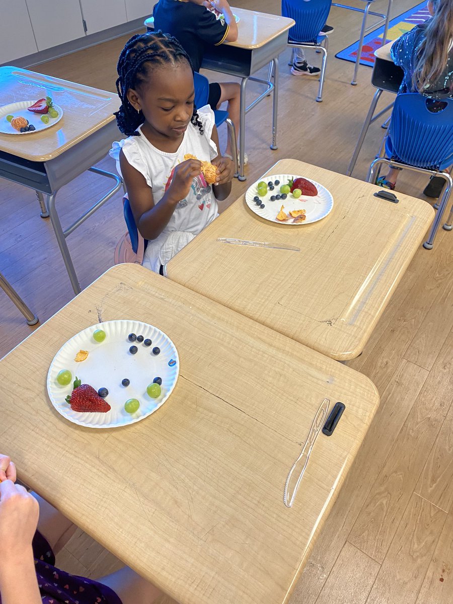 _miss_gray_'s tweet photo. Day 2 of STEAM CAMP: We learned how to to safely use a knife (plastic) to cut fruit and how to make fun snacks with fruit (strawberry banana smoothie and fruit pizzas). #nobake #montourproud @MontourSD https://t.co/q1CL4R1gL4