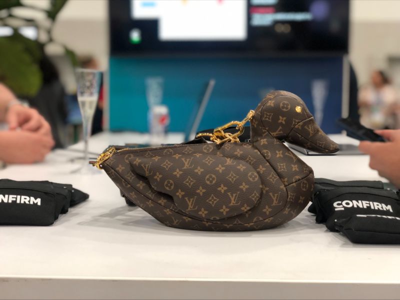 davidimurray's tweet image. This duck&apos;s name is Daphne and @josh_io brings her to all the tradeshows and she is always a hit!

If you&apos;re at #shrm23 in Vegas and see Daphne, feel free to throw her some bread! (not really, haha)

#hr #hrtech
