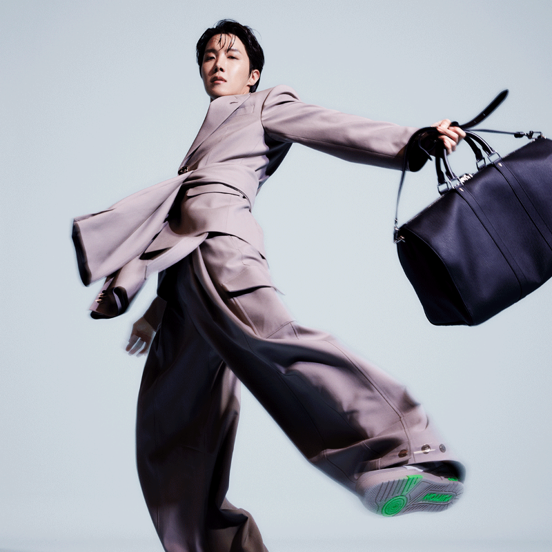 LouisVuitton's tweet photo. #jhope and the Keepall. The House Ambassador sports the iconic #LouisVuitton Keepall, emphasizing the versatility and dynamic appeal of the eye-catching travel companion.