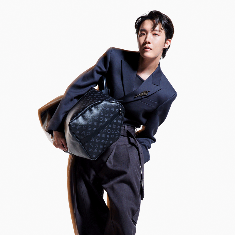 LouisVuitton's tweet photo. #jhope and the Keepall. The House Ambassador sports the iconic #LouisVuitton Keepall, emphasizing the versatility and dynamic appeal of the eye-catching travel companion.