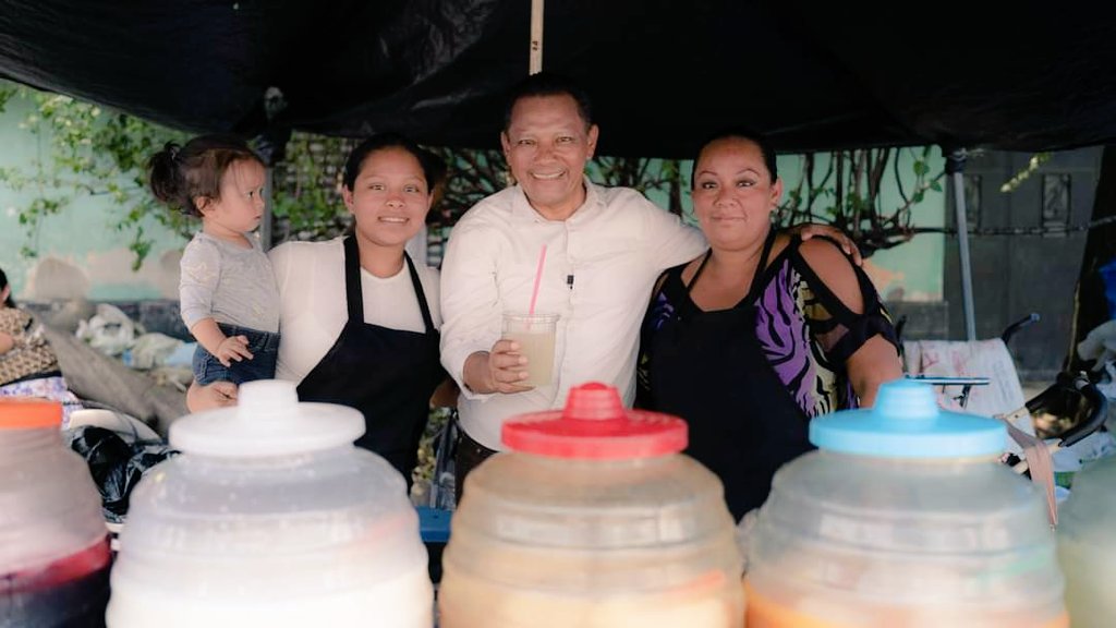 PartidoVivaGua's tweet photo. El mercado de Ciudad Real, como otros mercados cantonales es una muestra de como la economía informal mueve a Guatemala, por mejores condiciones económicas, el 25 de junio vota Viva para que hagamos juntos una #RevolucióndelTrabajo!
#CastilloPresidente #PresidenteCastillo https://t.co/Ifjn4S510s