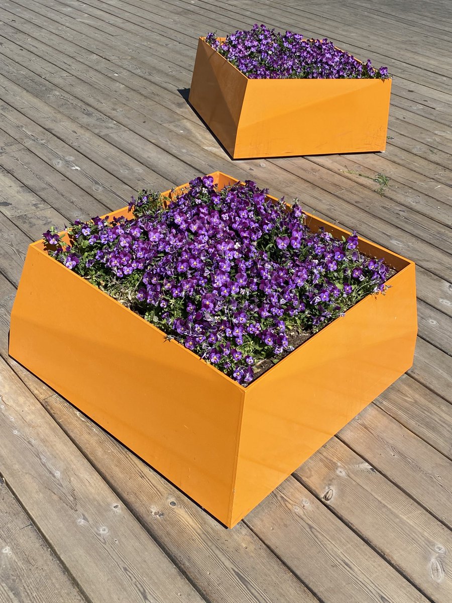 anya_hurlbert's tweet photo. Struck by colour contrasts outside and inside Oslo. Orange gives ballast to blue. Thorvald Hellesen a genius: at the glorious ⁦@nasjonalmuseet⁩ . https://t.co/T0GJVZtwxl