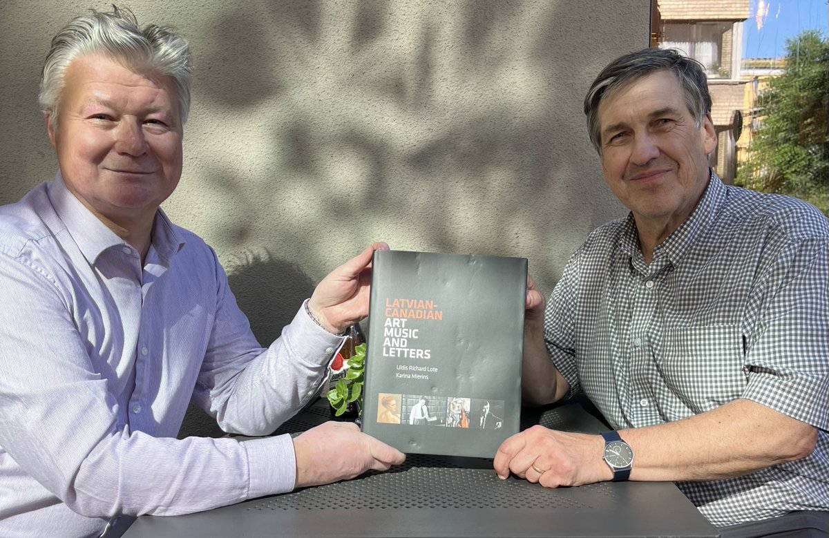 Paldies goda konsulam Kvebekā Robertam Klaišem par "diplomātiskā kurjera" rūpēm, atvedot sūtījumu no draugiem Ulda Lotes un Karinas Mieriņas, kas izveidojuši otro grāmatu par Kanādas latviešiem "Latvian-Canadian Art, Music and Letters", ko bija gods un prieks atbalstīt.