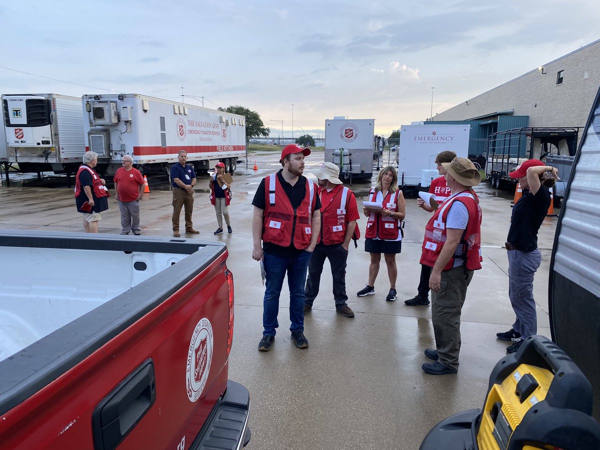 ANNBGEE's tweet photo. @SalArmyEDS is preparing for Hurricane season by conducting training exercises in Texas and Florida. https://t.co/FtK7hUWc5r