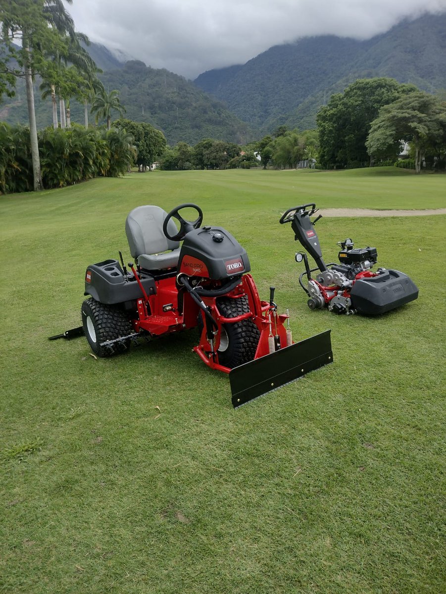 maquiversa90's tweet photo. @maquiversa90  se complace de compartir con ustedes la entrega de las máquinas Sand Pro® 5040 y la Greensmaster®1021 a el Country Club de Caracas, Venezuela, como parte de la reposición de su equipo para el mantenimiento del campo de golf. ⛳

#Venezuela #Repuestos  #Maquinaria https://t.co/VzpKMRPG9z