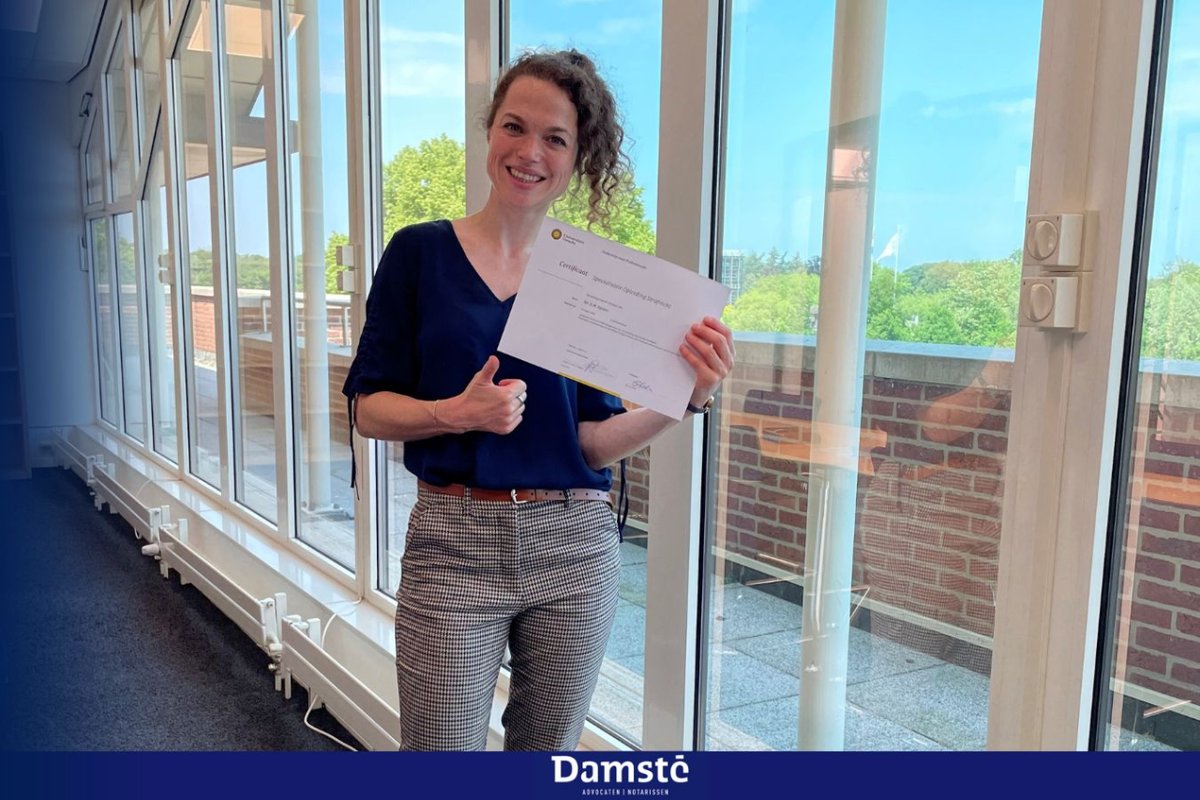 Collega Emma Keulen is sinds november 2018 werkzaam binnen onze sectie strafrecht. Afgelopen week heeft ze de specialisatieopleiding strafrecht afgerond. 

Wij zijn trots op Emma dat na bijna een jaar studeren deze kennis door haar in de praktijk kan worden gebracht! 👏🏼