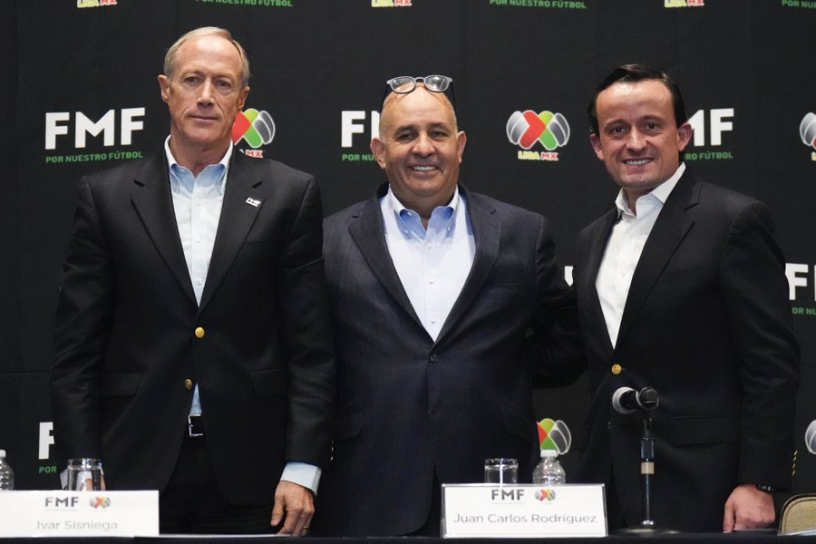 mario_campa's tweet photo. Por si hubiera dudas sobre la captura del futbol mexicano:

- Ivar Sisniega: funcionario de Zedillo (PRI) entre 1994 y 2000
- Juan Carlos Rodríguez: exdirectivo de Televisa
- Mikel Arriola: candidato del PRI a la CDMX en 2018

PRI-Televisa, de nuevo.

Deslegitimación de origen. https://t.co/oh2Ae7C1ba