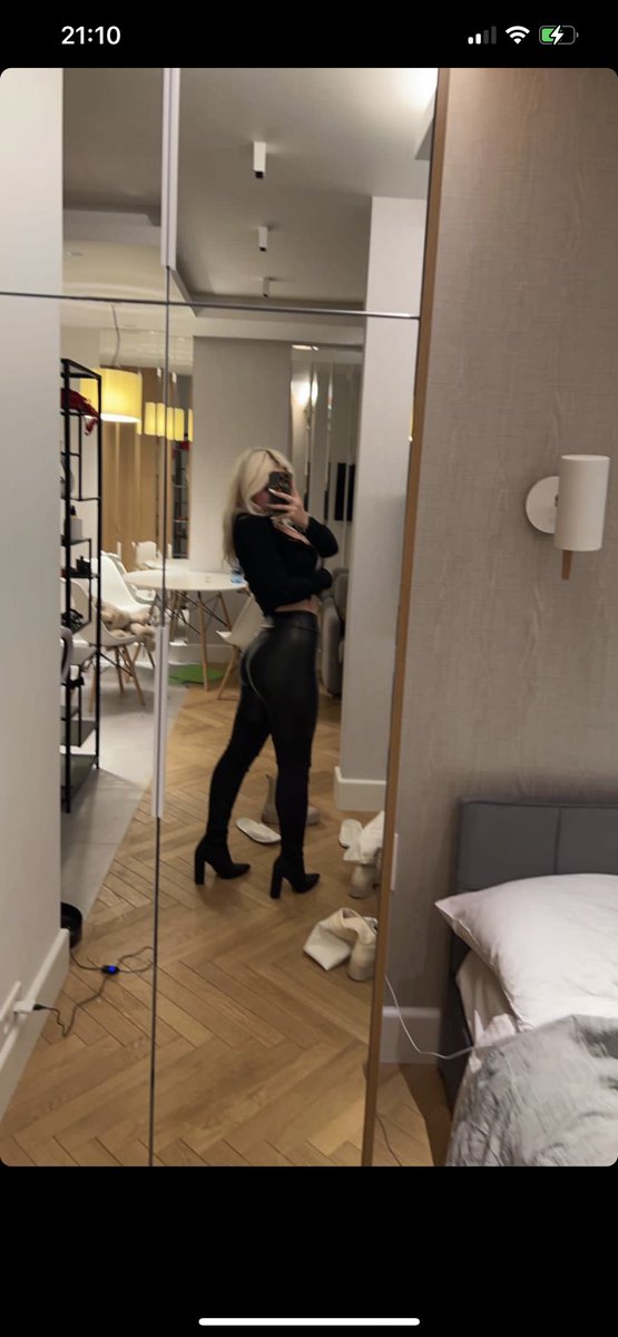 Lara Gibson on Twitter: "Getting ready for a date👅"