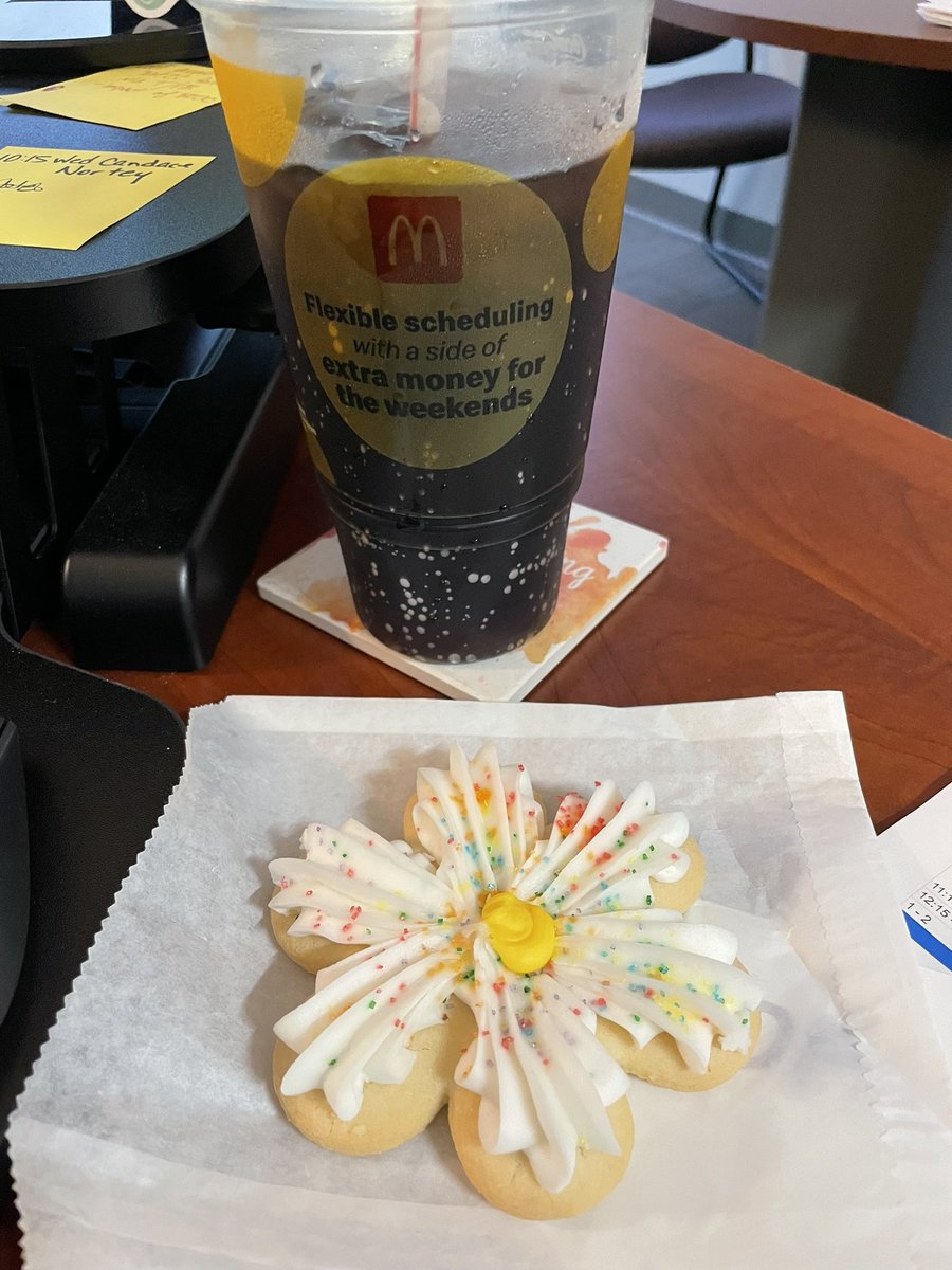 mlhoofer's tweet image. I have the sweetest colleagues @e_johnson2022 &amp;amp; @LenaDarnay! #virtuallydifferent