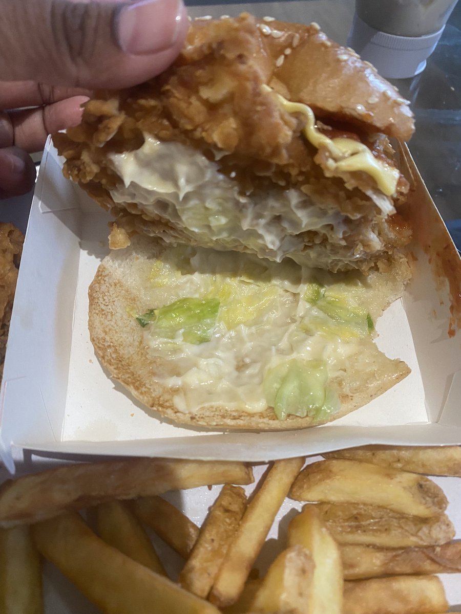 NeeshaBees's tweet photo. @KFC_UKI so disappointed in my zinger tower burger…was there a lettuce shortage? #kfc #poorservice #ripoff https://t.co/U6LqF3zUcY
