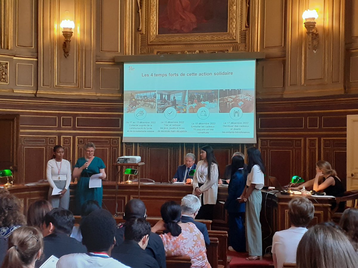 2e Prix collectif de l'Éducation #citoyenne pour les élèves de 1ere et de Tale #ST2S avec leur projet "Noël pour tous". Un grand bravo aux élèves et à leurs enseignantes ! 👏👏 #CVL #CAVL <a href="/Academie_Paris/">Académie de Paris</a> <a href="/ENCPB/">ENCPB Paris</a> <a href="/DocsParis/">Documentation académie de Paris</a> <a href="/macses2/">Nora Machure</a> <a href="/MPeaudeau1/">Maxime PEAUDEAU</a>