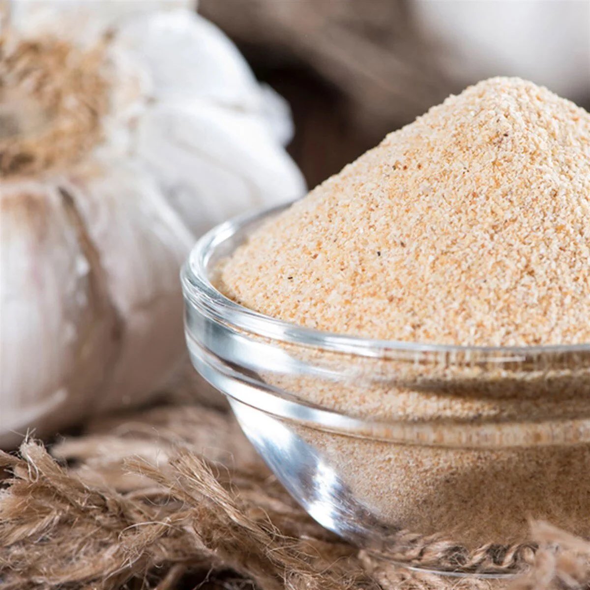 1-Evde sarımsak tozu yapın.
İstediğiniz kadar sarımsağı blendırdan geçirip püre haline getirin. 
Satrımsak püresini yağlı kağıt serdiğiniz fırın tepsisine yayın güneşte yada fırında kurutun. Kuruyan sarımsakları tekrar blendır veya robottan geçirip kavanoza koyun.