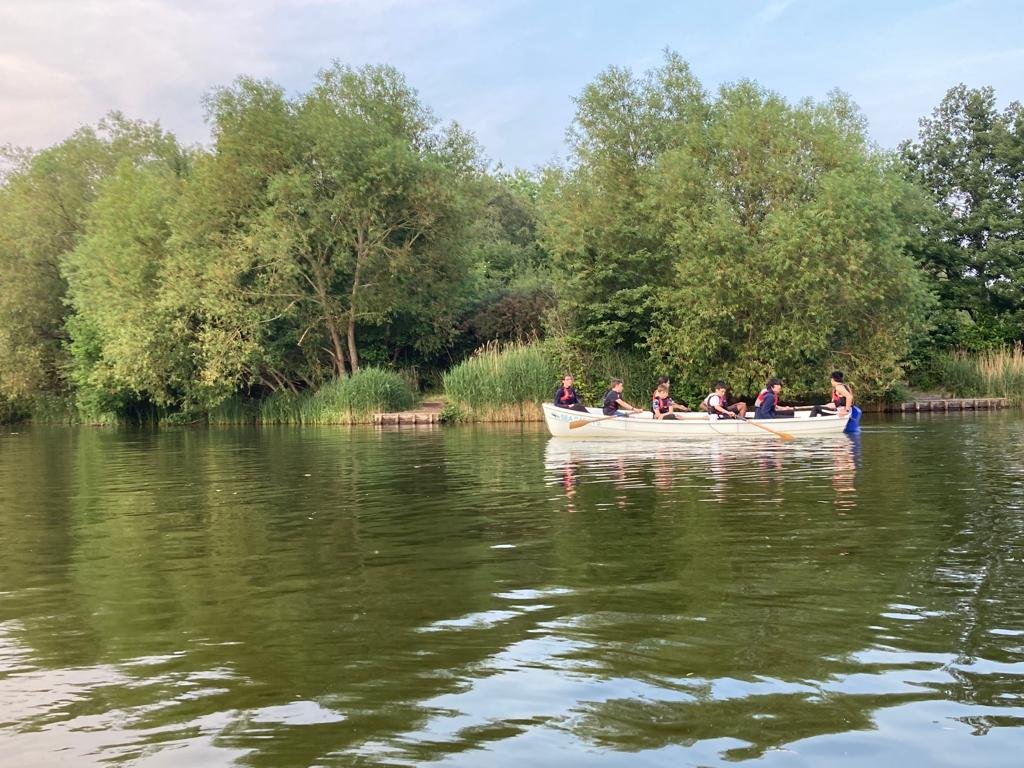 Fun on the water at Woking Sea Cadets - while some are practicing not to capsize, others are taking a leisurely row along the lake 🙂
#wokingseacadets #seacadetsuk @seacadetsuk 
sea-cadets.org/woking/what-we…