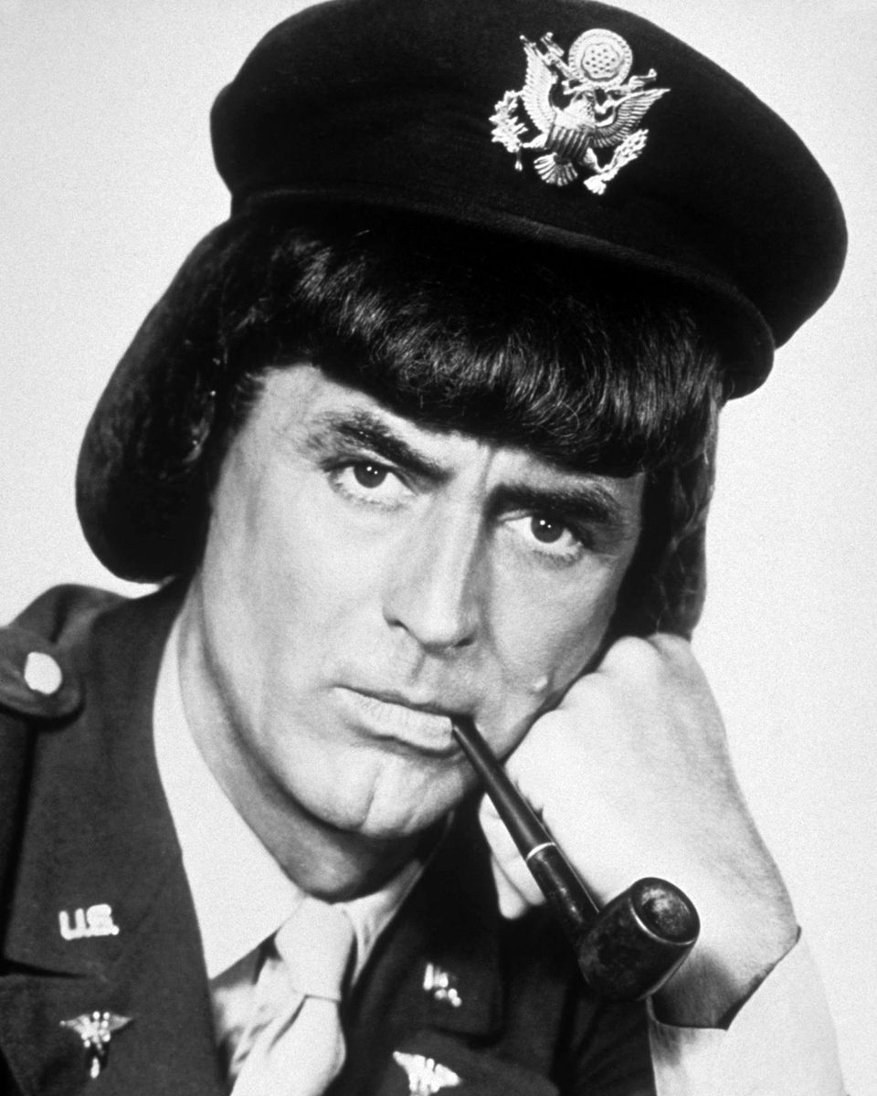 MattBaume's tweet photo. Me listening to film bros talking about how Cary Grant is the epitome of traditional masculine heterosexuality: https://t.co/uGQjxwfBvH