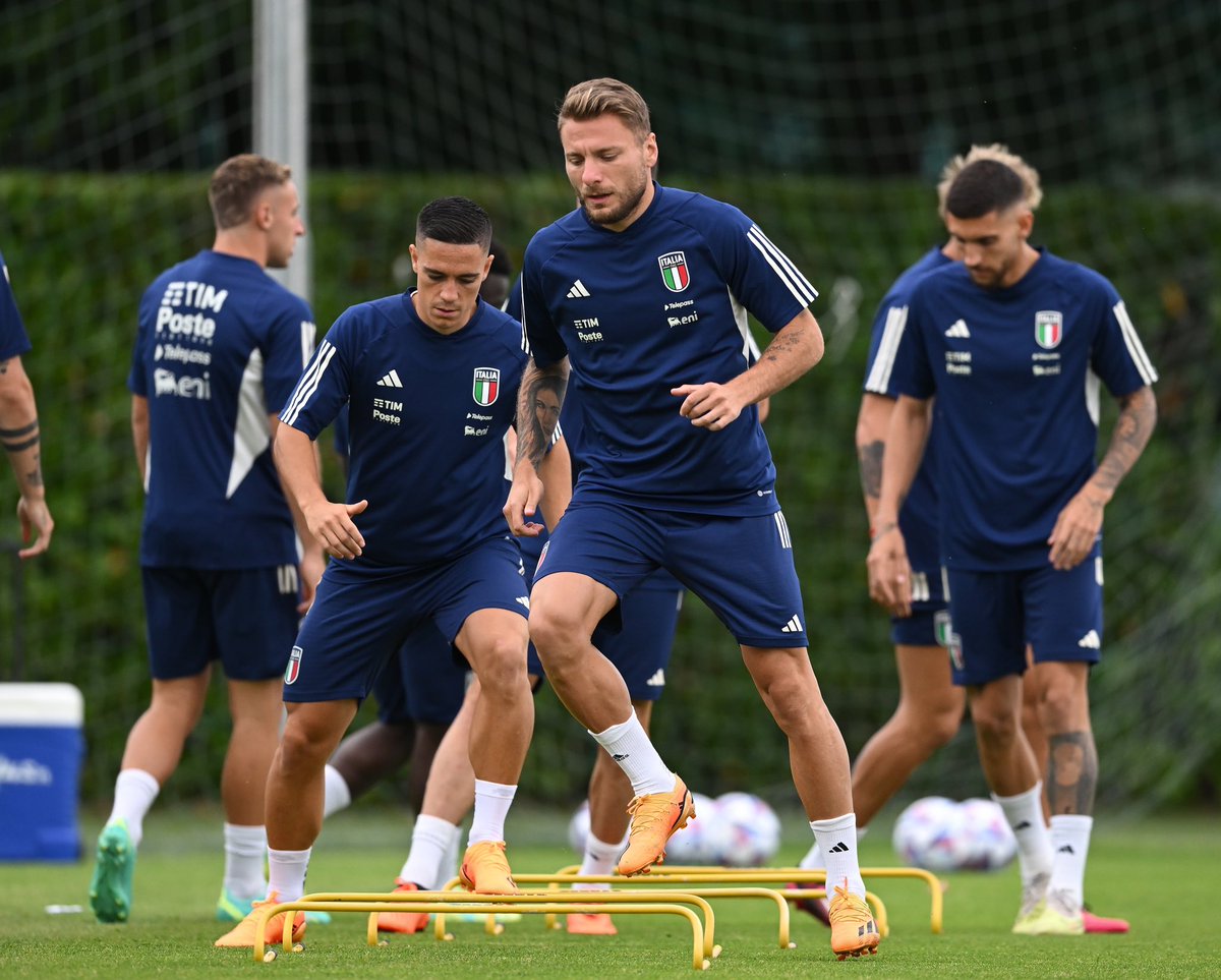 Azzurri_En's tweet photo. Still working hard ahead of #SPAITA 🔥📸💙

#NationsLeague #Azzurri #VivoAzzurro https://t.co/wXbHSo62kX