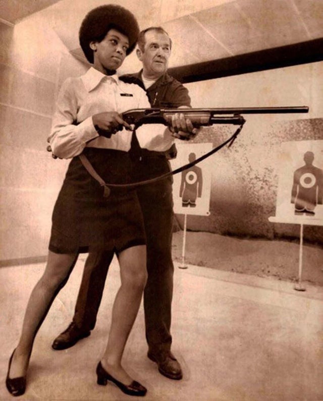 - Saundra Brown, la primera mujer negra en la fuerza policial de Oakland, aprendiendo a disparar una escopeta, 1970.