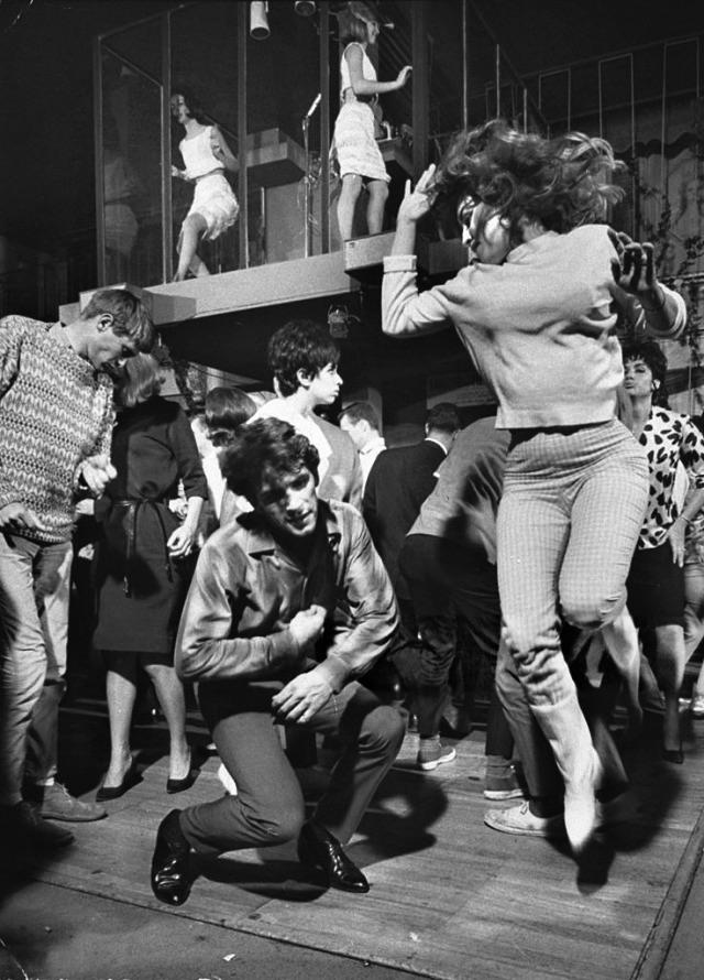 - Bailando en un club nocturno de Hollywood, septiembre de 1964.