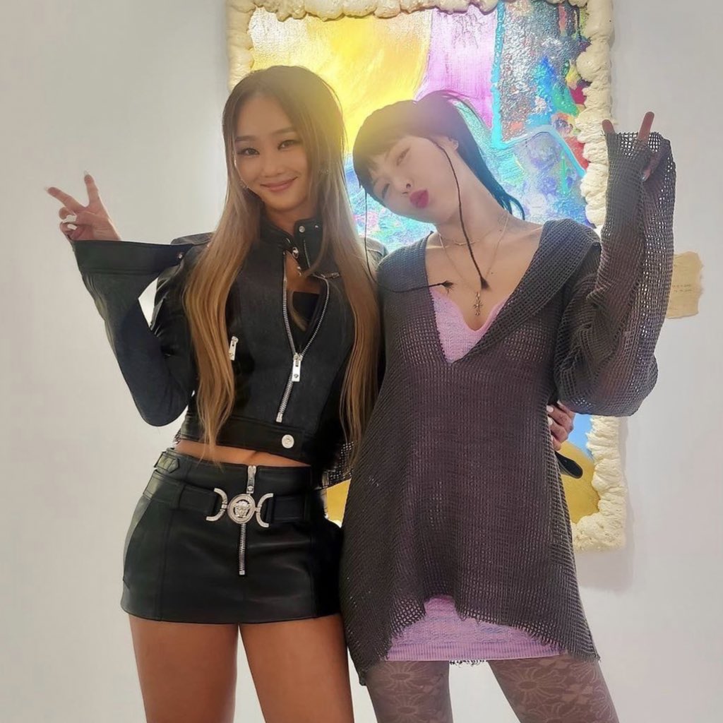 Last few weeks, we also got a pic of Hyuna and CL and pics of Hyuna and Hyolyn, it shows that Hyuna is close with the both of them

They all debuted more than 13 years ago and we never got such interactions so there is something odd isn’t it ?