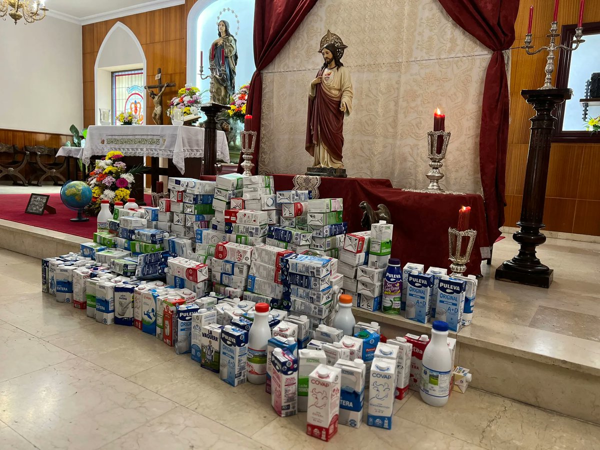 cardenalSPH's tweet photo. ¡CONSTRUIMOS PUENTES DE SOLIDARIDAD!👷 👷‍♀️  En este segundo día de Triduo, el corazón de Cristo nos habla de misericordia con los más necesitados. Nos hacemos eco de su corazón compasivo y llenamos de litros de leche el comedor social Virgen de la Cinta 😍 #experienciaSPH https://t.co/fOzGpItHdK