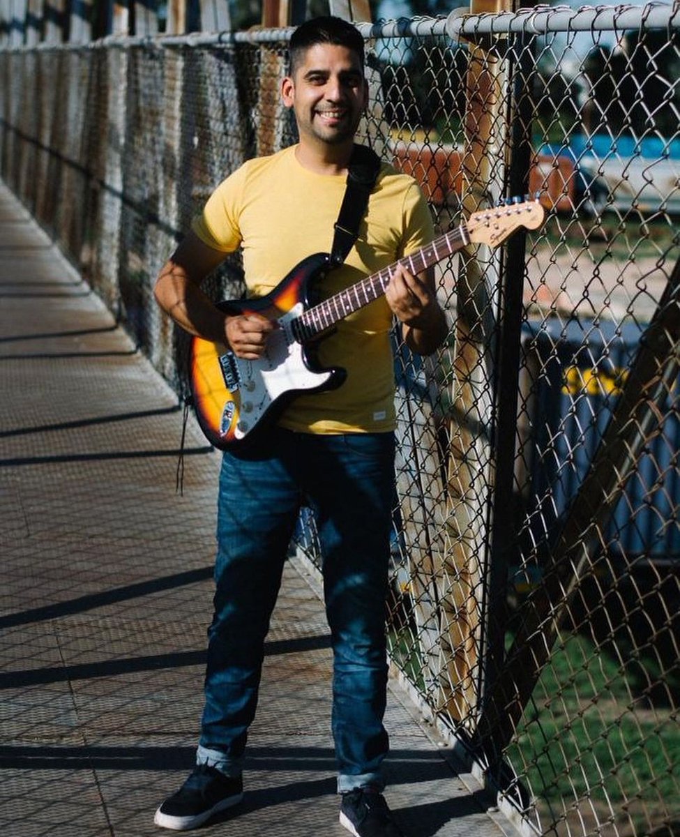 proyectosonoria's tweet photo. Ben Ferrero es un ilusionista. Se ilusiona, sueña despierto. Cada mañana intenta cambiar su mundo ofreciendo una realidad paralela. Conocelo acá 
✨https://t.co/XX8h5hxW5Z ✨️

#PROYECTOSONORIA
#BENFERRERO https://t.co/v1fZiRUQ3t