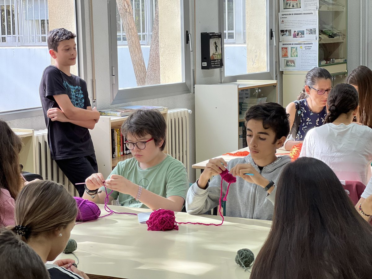 L@s blecuan@s de #1eso están finalizando el #abp #contandocuentostejiendohistorias tras la investigación, toca narrar cuentos mientras sus compañer@s crean una intervención colectiva a ganchillo que pronto mostraremos… <a href="/InnovaEducAr/">InnovaEducAr</a> <a href="/RedEvolucionAr/">RedEvolucion</a> <a href="/C_Comunicativa/">COMPETENCIA COMUNICATIVA</a>
