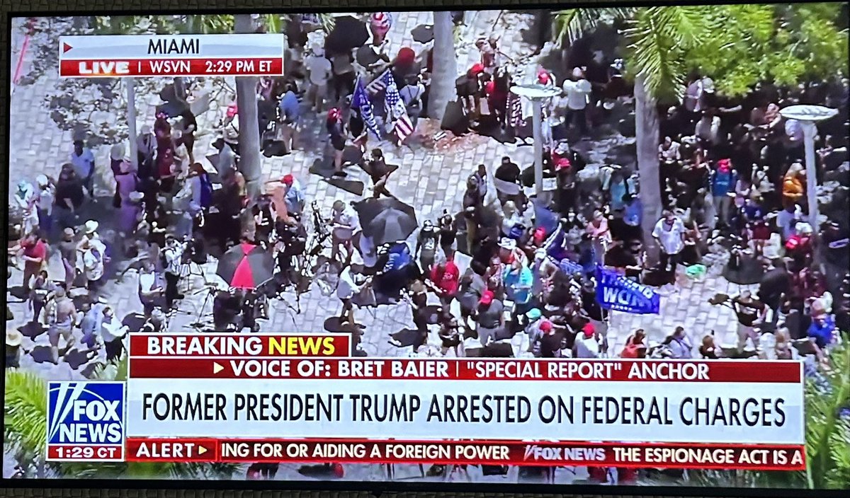 ReallyAmerican1's tweet photo. The former President has surrendered to authorities and is in federal custody.

Wow. How does that make you feel? https://t.co/aA4l4AHW7z