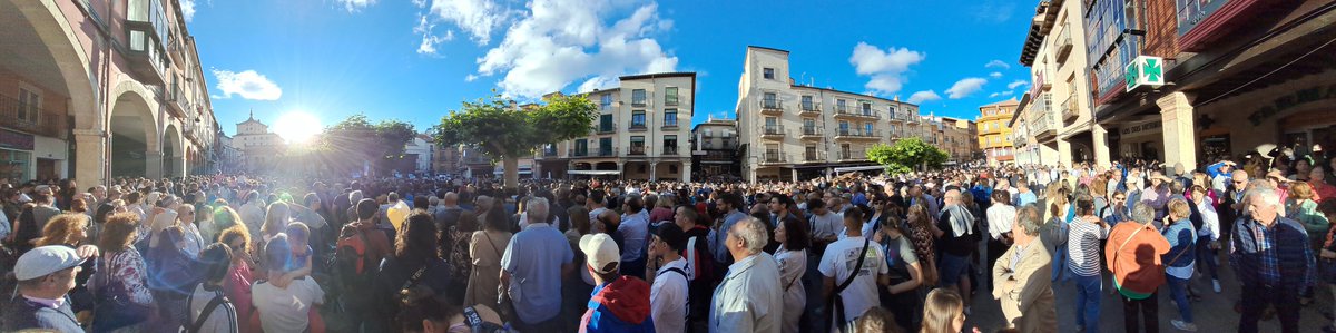 Miles en la plaza mayor de #ArandaDeDuero clamando por recuperar nuestro futuro: el #tren! Cuando nos unimos por el bien común...no tenemos límites! #RiberaDelDuero