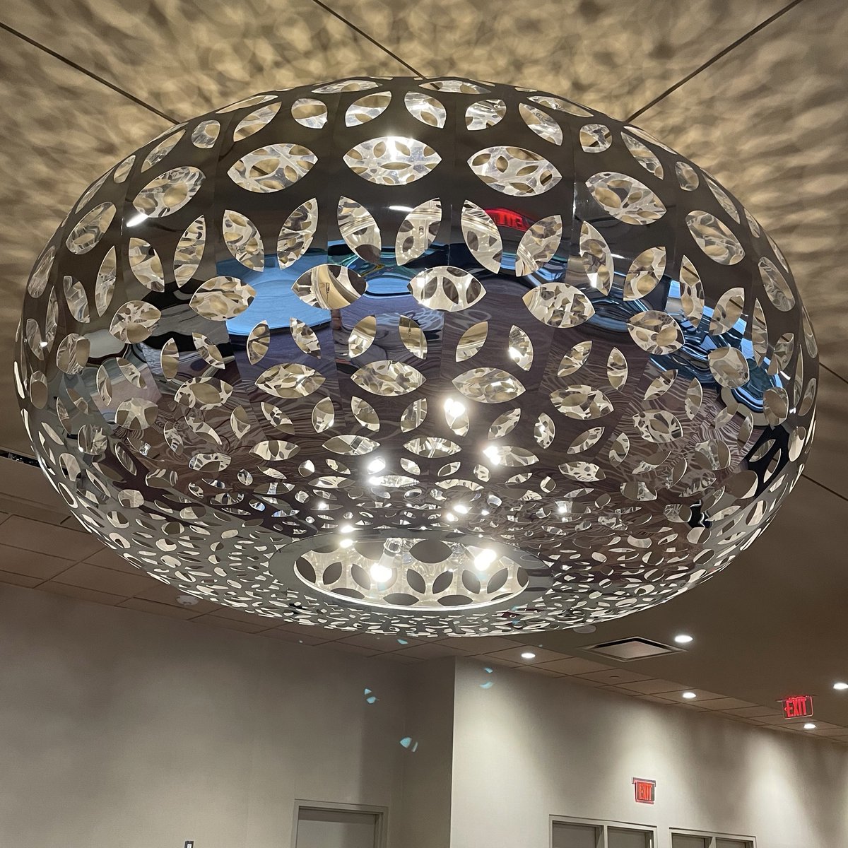 iamdecordiva's tweet photo. When traveling I often take inspiration from hotel and restaurant decor. Here is a fabulous light fixture in a hallway at the Sheraton that we recently stayed in in Toronto. I love how lite weight it looks, since it is made with the sheet metal, but also that it has some visual w https://t.co/RPnQRWtAe3