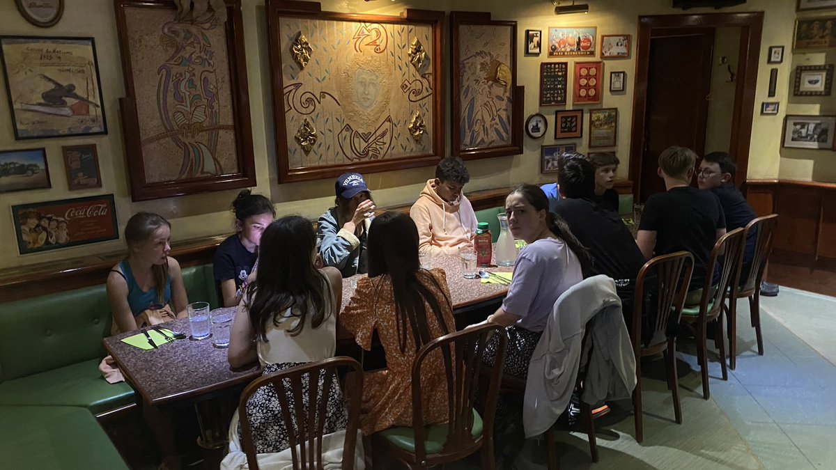 CollegeRecey's tweet photo. Dîner au restaurant et nuit à l’hôtel après cette journée bien chargée. https://t.co/SoeWkRRrpn