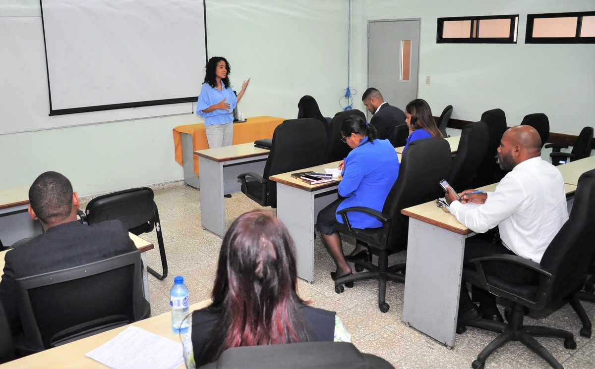 CAPGEFIRD's tweet photo. Colaboradores del #CAPGEFI reciben curso Fundamentos del Sistema de Compras y Contrataciones Públicas, impartido por la facilitadora Luisa Ariela Pepen. https://t.co/Cf7TAliOyG