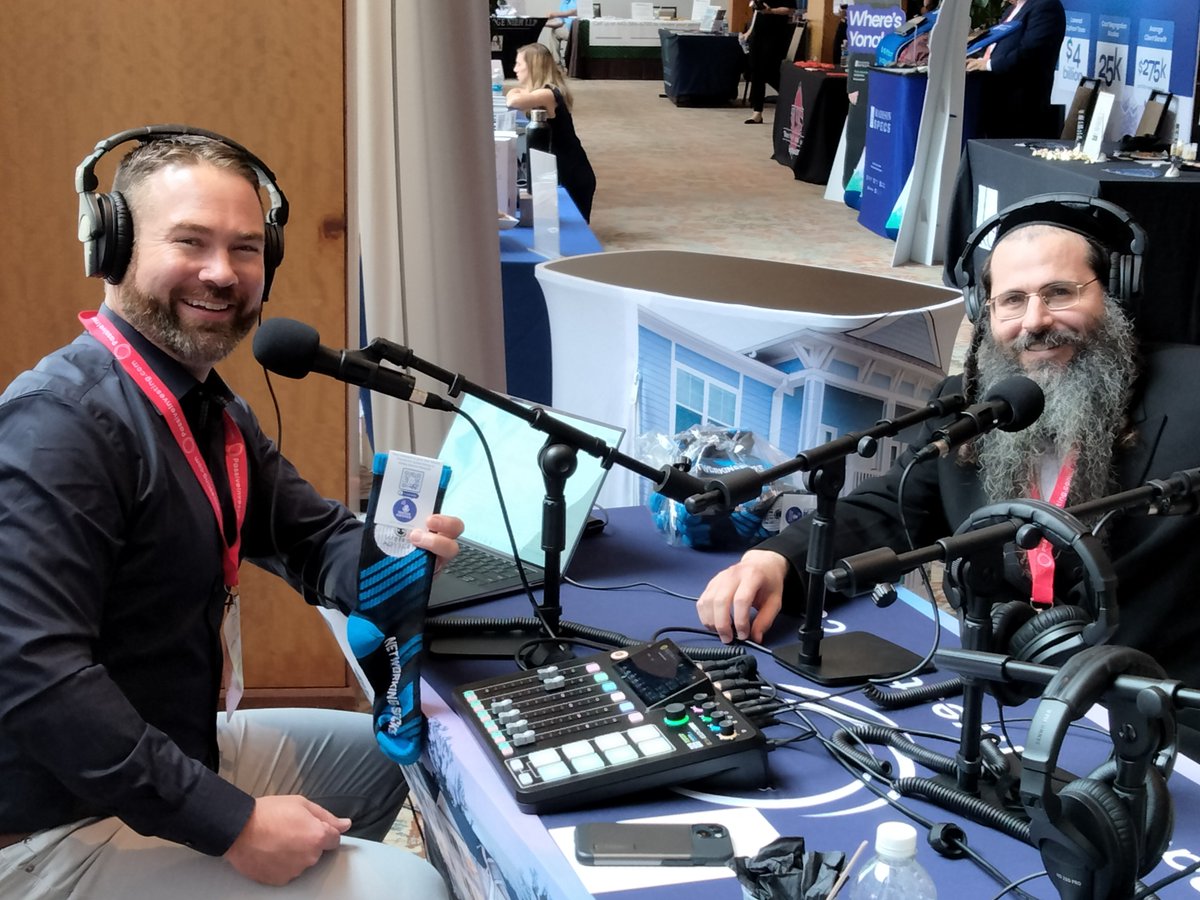 I love podcasting, so it was great to record at the @PassiveInvesting.com podcasting booth at #mfincon with Rob Gallo

Of course I made sure to give him a pair of Weiss Advice Podcast 'networking socks' 🧦