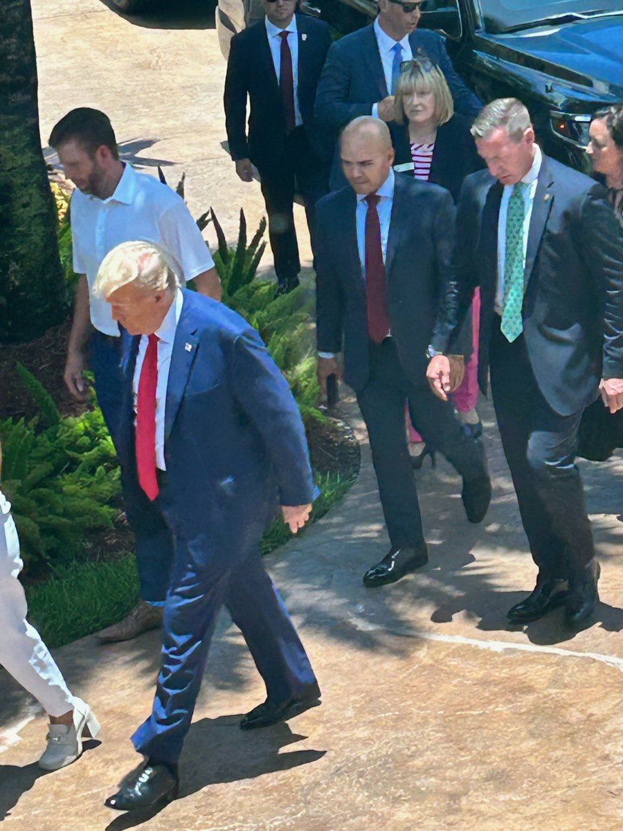 ÚLTIMO MOMENTO 🔴El expresidente Donald Trump queda formalmente bajo arresto en un juzgado federal de Miami, Florida, debido al proceso en su contra por sustracción de documentos clasificados.