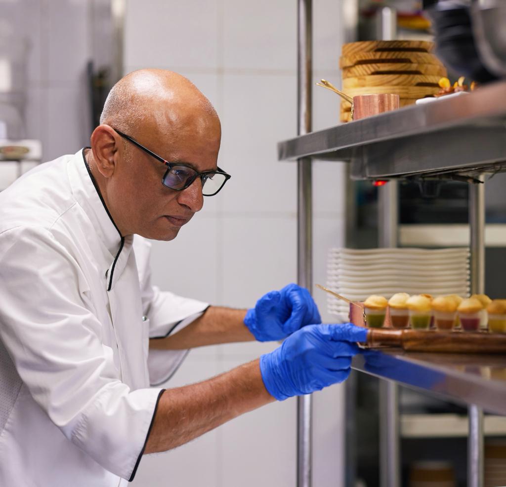 #onthepass chef <a href="/shantanumehrotr/">Shantanu Mehrotra</a> getting our atta and semolina puchkas, calcutta jhal potato, five waters ready for service! 

#indianaccentdelhi #inventiveindian