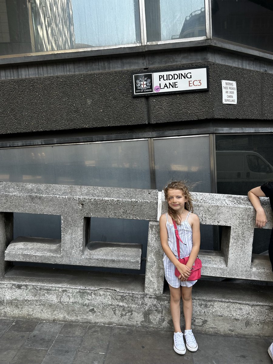 Scarlett enjoyed visiting the monument of the fire of London due to learning about it at school!! she dazzled us with her facts she had learned!! Climbed the 622 steps up and down @StJamesYear1 https://t.co/3yobYlAWXD