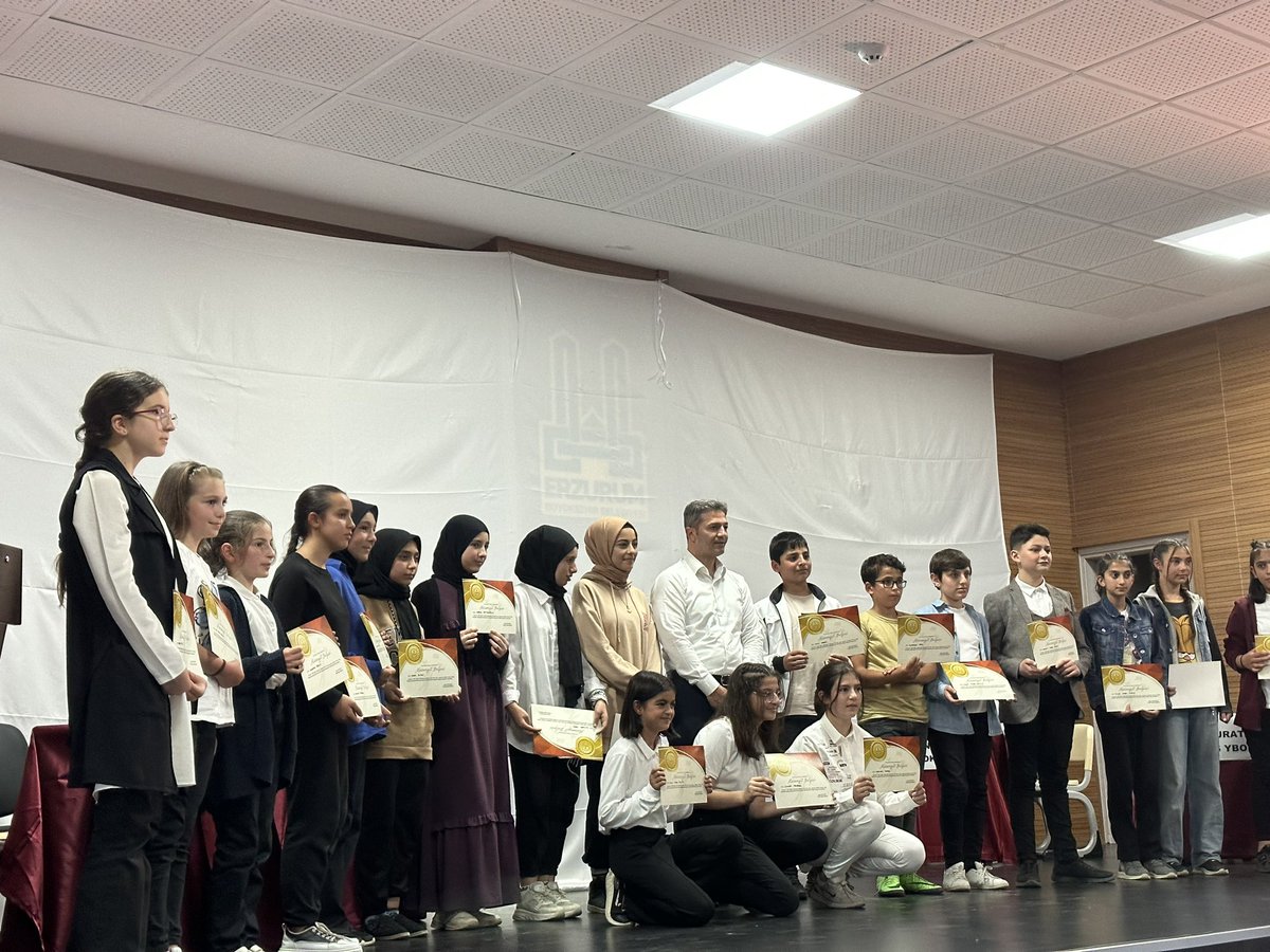 ERBAP kapsamında Kitap Akademisi Mezuniyet Töreninde öğrencilerimize sertifikaları İlçe Milli Eğitim Müdürümüz Sayın Orhan ÖZEN tarafından verildi.  <a href="/skaygusuz/">Salih Kaygusuz</a> <a href="/fatihbayramia/">Fatih Bayram</a> <a href="/OrhanOzen_25/">Orhan ÖZEN</a> <a href="/Yagiz_lokman/">Lokman Yağız</a> <a href="/Drsnalisahin25/">Dursun Ali Şahin</a>