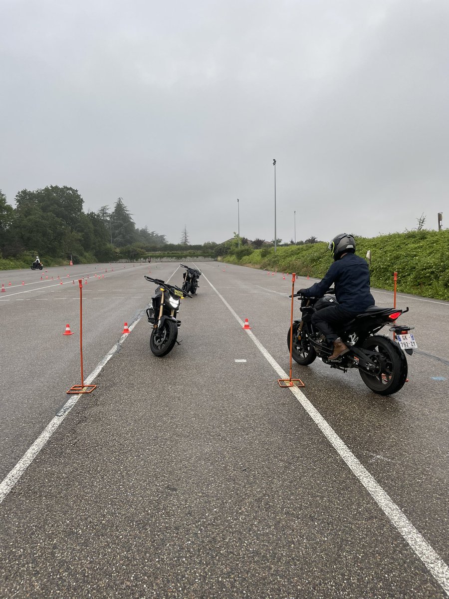 YMontesi's tweet image. Je confirme qu’une moto sous pluie/grêle, ça freine pas super bien 😂

(Temps nul pour l’examen du plateau moto) 

#Permismoto #Lyon #PermisA2
