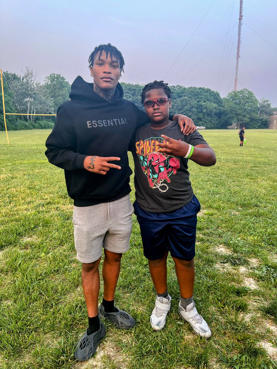 MylesRowser's tweet photo. Pulled up on the youth last week at the Southfield Falcons field. 1st tackle football team. It was great to talking to the players and answering questions.

-I can do all things things through Christ who strengthens me-Philippians 4:13
#lunchbreak #candyman #ghost https://t.co/5cjD7zrDWj