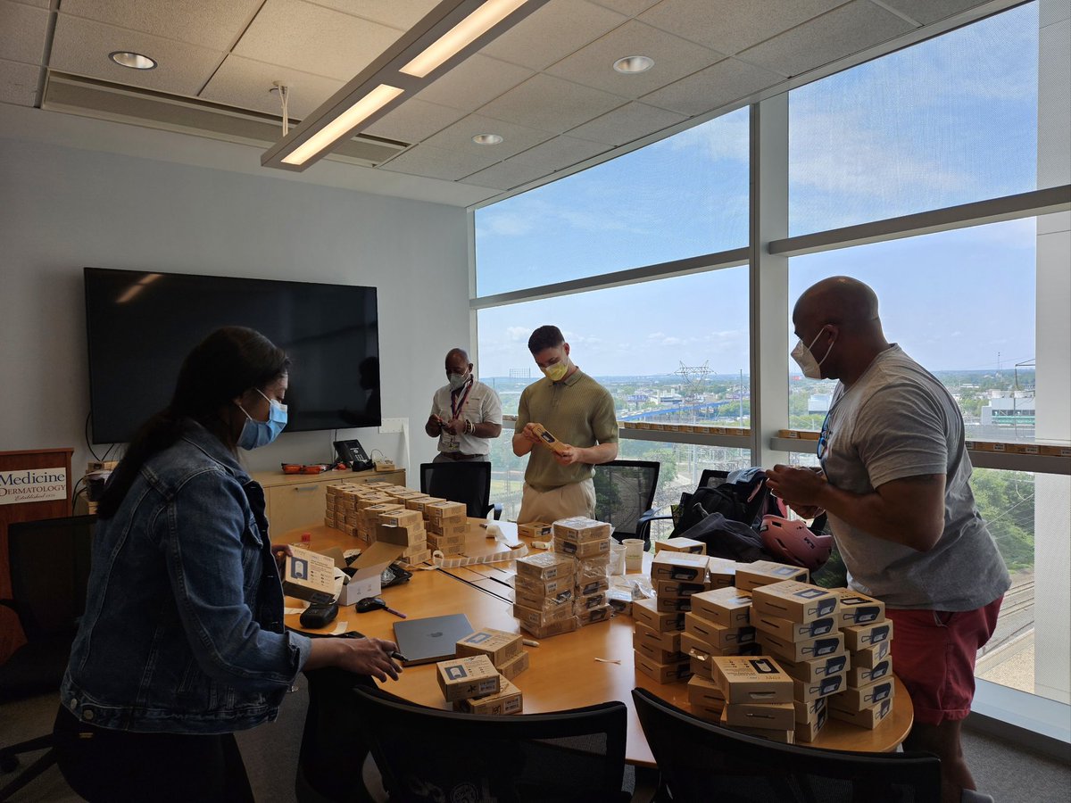 265 personal air quality monitors & 5 happy researchers! Big things coming from the @DrJTakeshita Lab, tackling #atopicdermatitis health disparities in Philly; feeling especially important as wildfire smoke impacts the Northeast. Clean air —> clear skin! @atmotube #dermtwitter