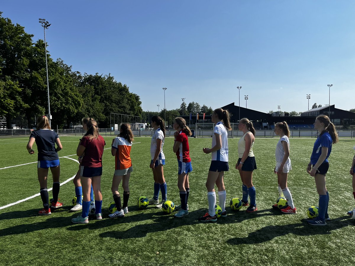 Mastamari's tweet photo. De laatste hockeytraining van het seizoen was een echte voetbaltraining πβ½οΈπ#MO14
@SVKAMPONG https://t.co/RwKNKJTZlu