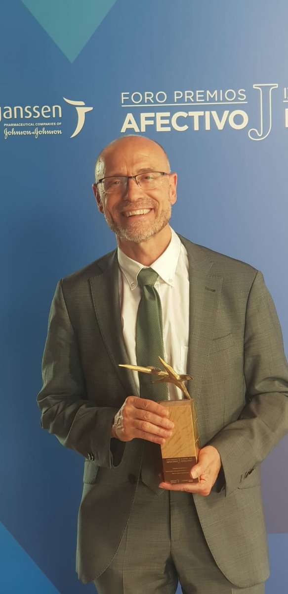 Agradezco al  #ForoPremiosAE y <a href="/CatedrasEnRed/">Cátedras en Red</a> que hayan tenido la generosidad de otorgarme el premio a la trayectoria profesional. Humildemente y con tesón he trabajado y seguiré haciéndolo por y para las personas vulnerables como me enseño el bueno de Jovell, <a href="/HumansFundacion/">Fundación Humans</a>