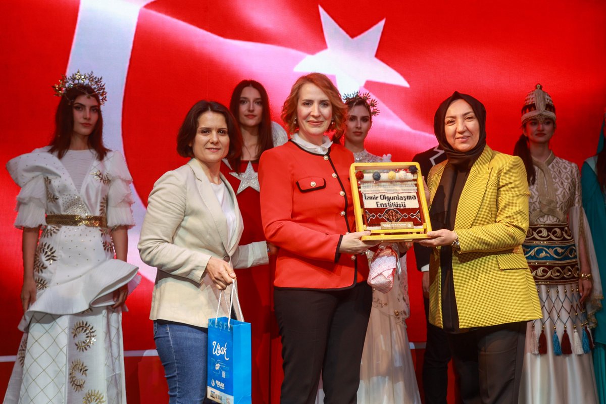 usakbld's tweet photo. 👘 Gelenekselin modernle buluştuğu eşsiz bir koleksiyon; "Türk Dokumaları Defilesi!" 😍

✨ İzmir Olgunlaşma Enstitüsü’nün muhteşem eserleri #ModaFest sahnesini adeta büyüledi. 🧿 https://t.co/QKYy7vS3HR