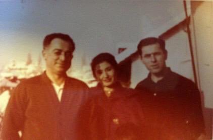 Babam çalan telefonu açtı. “Allah korusun, Allah korusun” diye bağırdı. Ve geliyoruz diyerek telefonu kapattı. Soğukkanlı bir adamdı babam. Kolay kolay heyecanlanmazdı. Annem merakla sordu “Ne oldu?” diye. Babam “Asuman hanım” diye cevap verdi babam. “Dündar bey trafik kazası