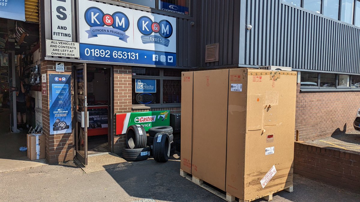 kandmcitroen's tweet image. We are always investing in new equipment so that we can offer an even better service for our customers 👍 Can YOU guess what's in the box? 

#newequipment #veryexcited #castrolservice #crowborough