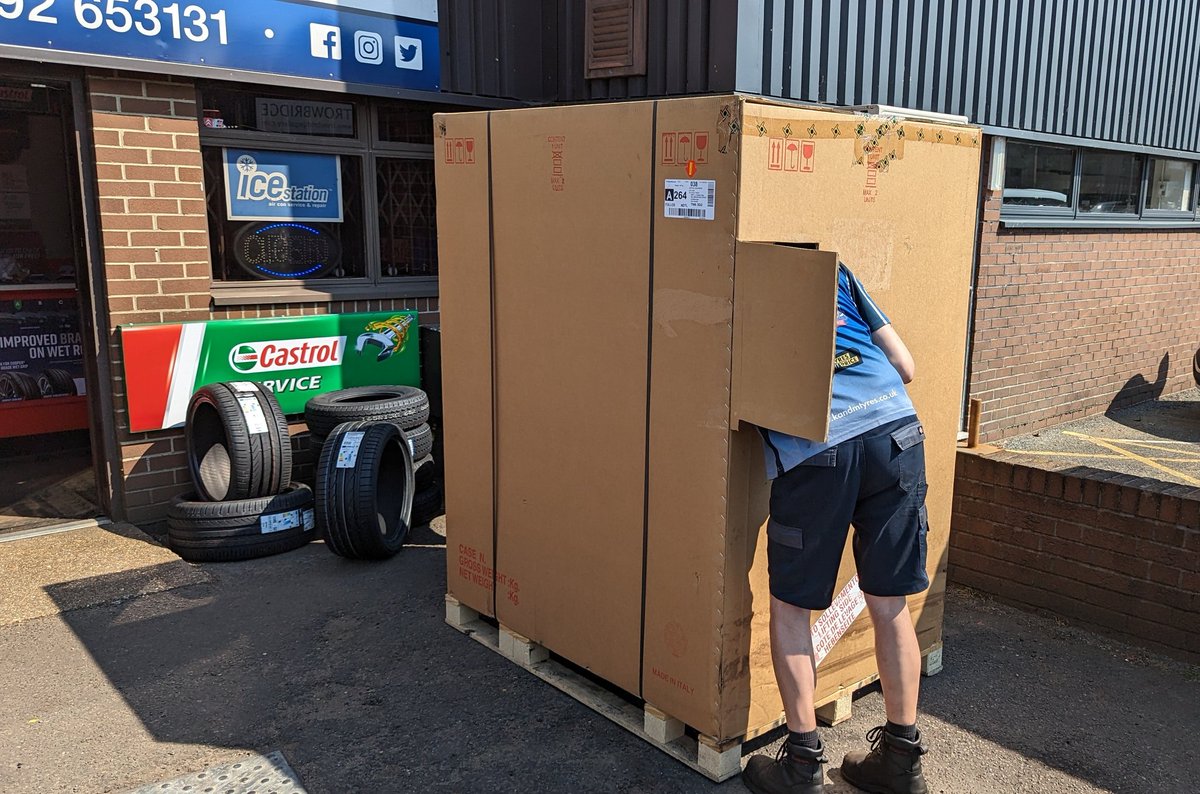 kandmcitroen's tweet image. We are always investing in new equipment so that we can offer an even better service for our customers 👍 Can YOU guess what's in the box? 

#newequipment #veryexcited #castrolservice #crowborough
