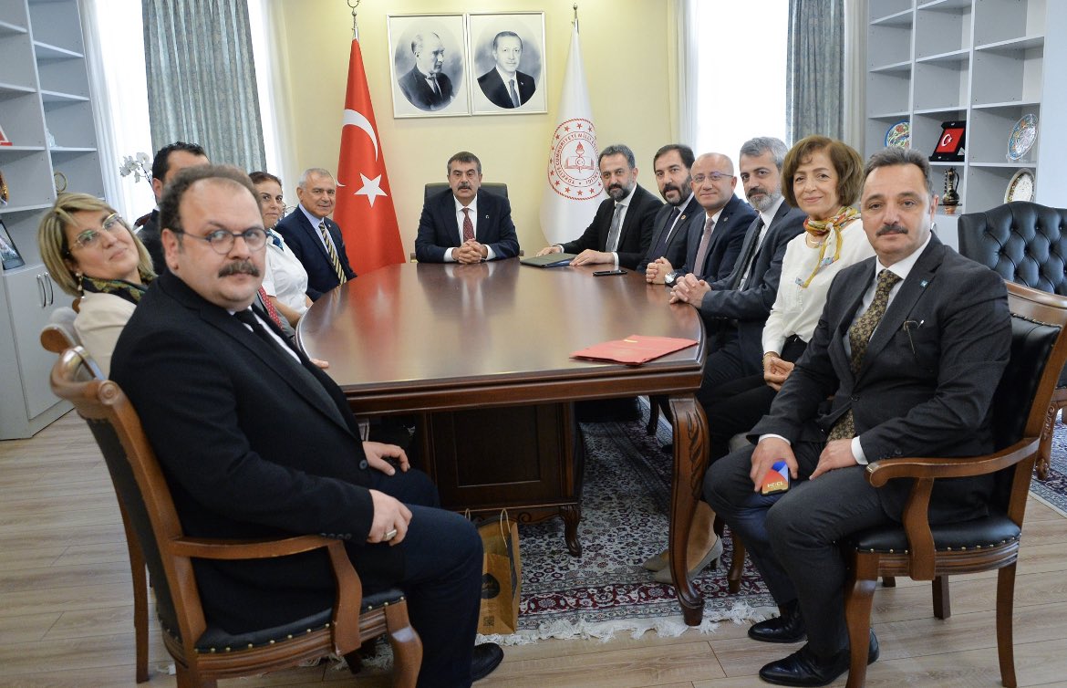 Türkiye Kent Konseyleri Birliği olarak Milli Eğitim Bakanımız Sayın Yusuf Tekin’i ziyaret ettik. 
Ziyaret sonrası Kültür Varlıkları Hukuku ve Güncel Hukuk Yazıları isimli kitaplarımı kendisine takdim etme imkanı buldum. <a href="/trkkb/">Türkiye Kent Konseyleri Birliği</a>