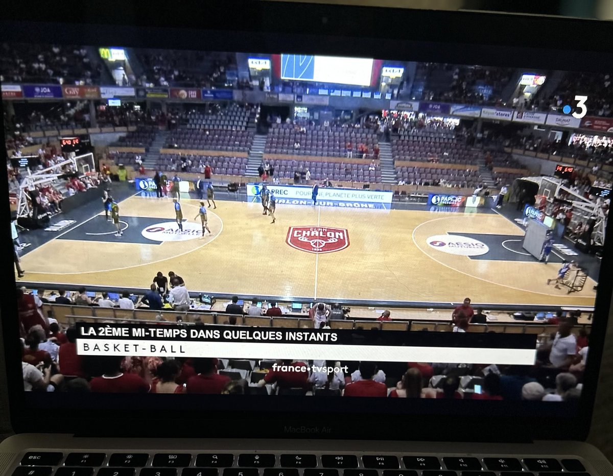 On attend la 2ème mi-temps de cette finale de ProB @ELANCHALON vs @ChampBasketOff 🏆 sur @francetv @F3Regions @rosesd17 @GollFabrice ↗️#betclicElite