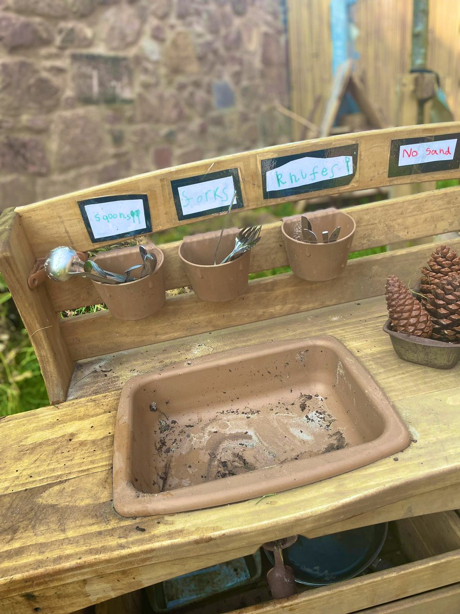 “I know let’s add signs to our Mud Kitchen so everyone knows where to put everything once they’ve finished playing!” 🤎🥄🍴

Great idea!! 💡👏🏼🌟

#outdoors #play4p1 #childled 💛