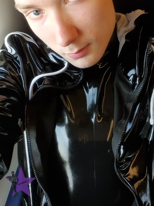 2 pic. Traveling (not so) stealthy?

Like and retweet if you want to find me on your train? https://t